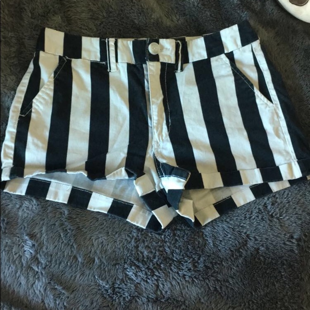 American Eagle black and white stripped shorts